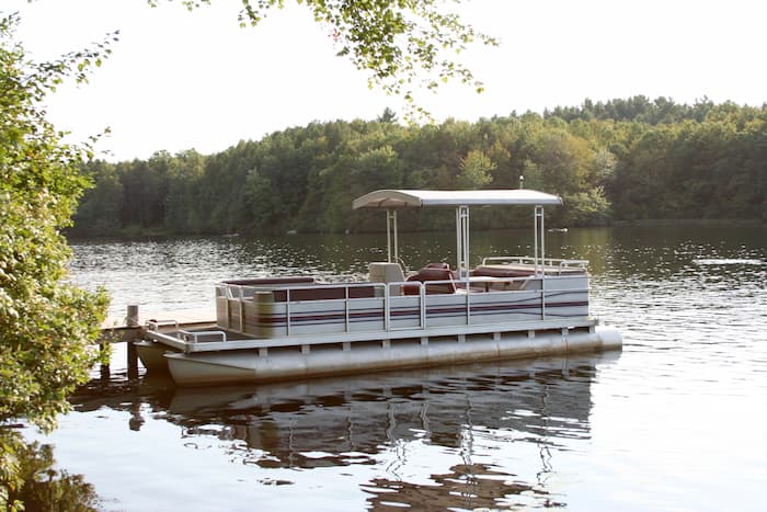 A pontoon boat at Springwood Cottage Resort.